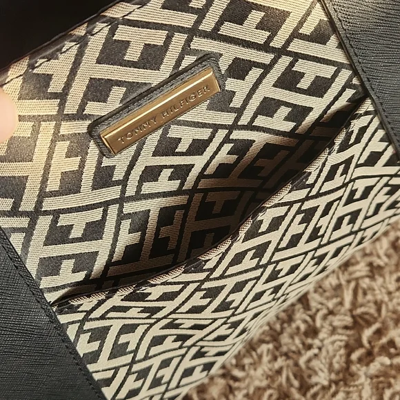 Tommy Hilfiger black and tan shoulder bag - Picture 12 of 12